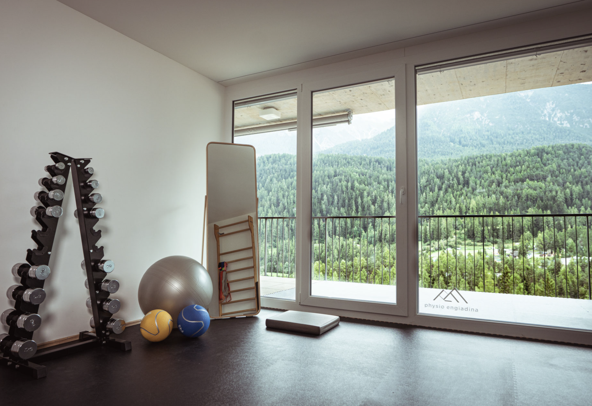 Trainingsraum von Physio Engiadina in Scuol mit Bergblick